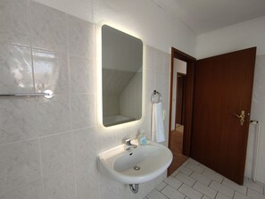 Badewanne, Handtücher, Toilettenpapier