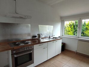 Fridge, oven, stovetop, electric kettle - Ferienwohnung Family Basic in Kiel (Kiel)