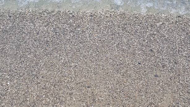 A pebbled beach with clear water and a clear sky. - Appartamento Sulla Spiaggia (Villafranca Tirrena)