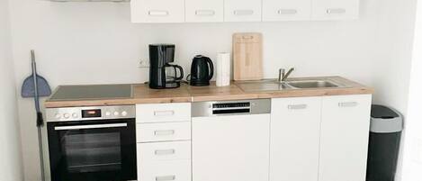 City Apartment | Private kitchen | Fridge, stovetop, cookware/dishes/utensils