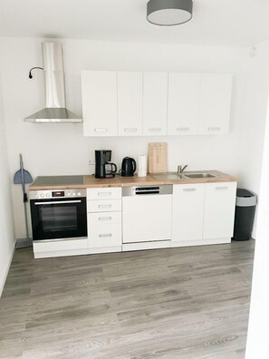 City Apartment | Private kitchen | Fridge, stovetop, cookware/dishes/utensils - PF Unterkunft (Pforzheim)