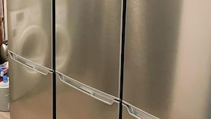 Un refrigerador de acero inoxidable con una sola puerta y un compartimento congelador.