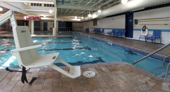 室内游泳池，室外游泳池