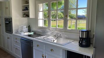 Een koelkast, een microgolfoven, een oven, een vaatwasser