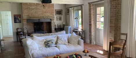 Fernseher, Kamin, DVD-Player