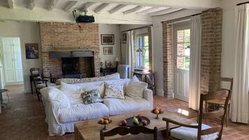 Televisie, een open haard en een dvd-speler