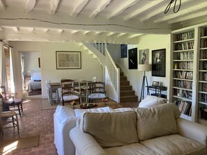 電視、壁爐、DVD 播放機