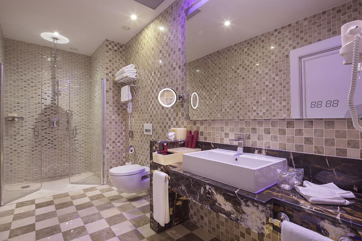 luxury room | bathroom | combined shower/bathtub, free toiletries, hair dryer, slippers