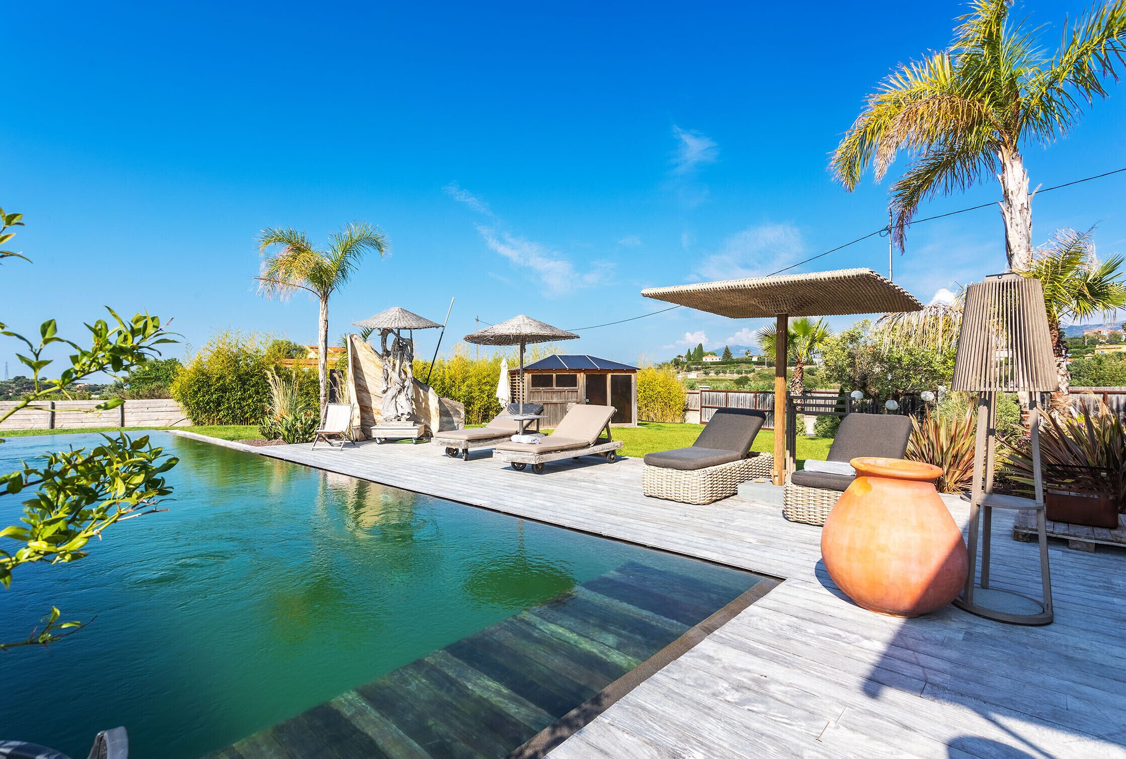Una piscina a sfioro