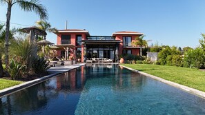 Piscine à débordement