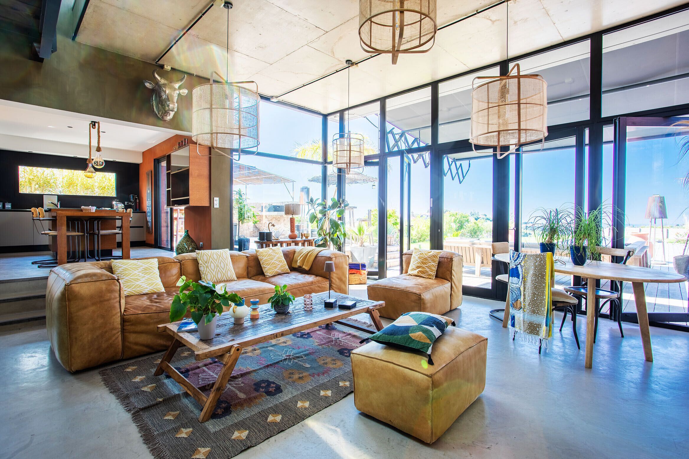 Una televisión, una chimenea