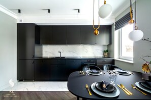 Apartament exclusiu | Cuina bàsica privada | Frigorífic gran, microones, forn i placa de cuina 