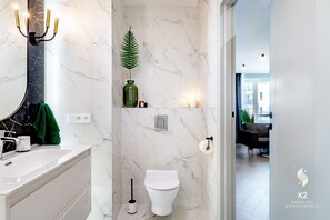 Exclusief appartement | Badkamer | Gratis toiletartikelen, een haardroger, handdoeken, zeep