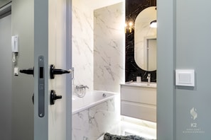 Apartamento exclusivo | Baño | Artículos de higiene personal gratuitos, secador de pelo y toallas