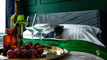 1 bedroom, individually decorated, individually furnished