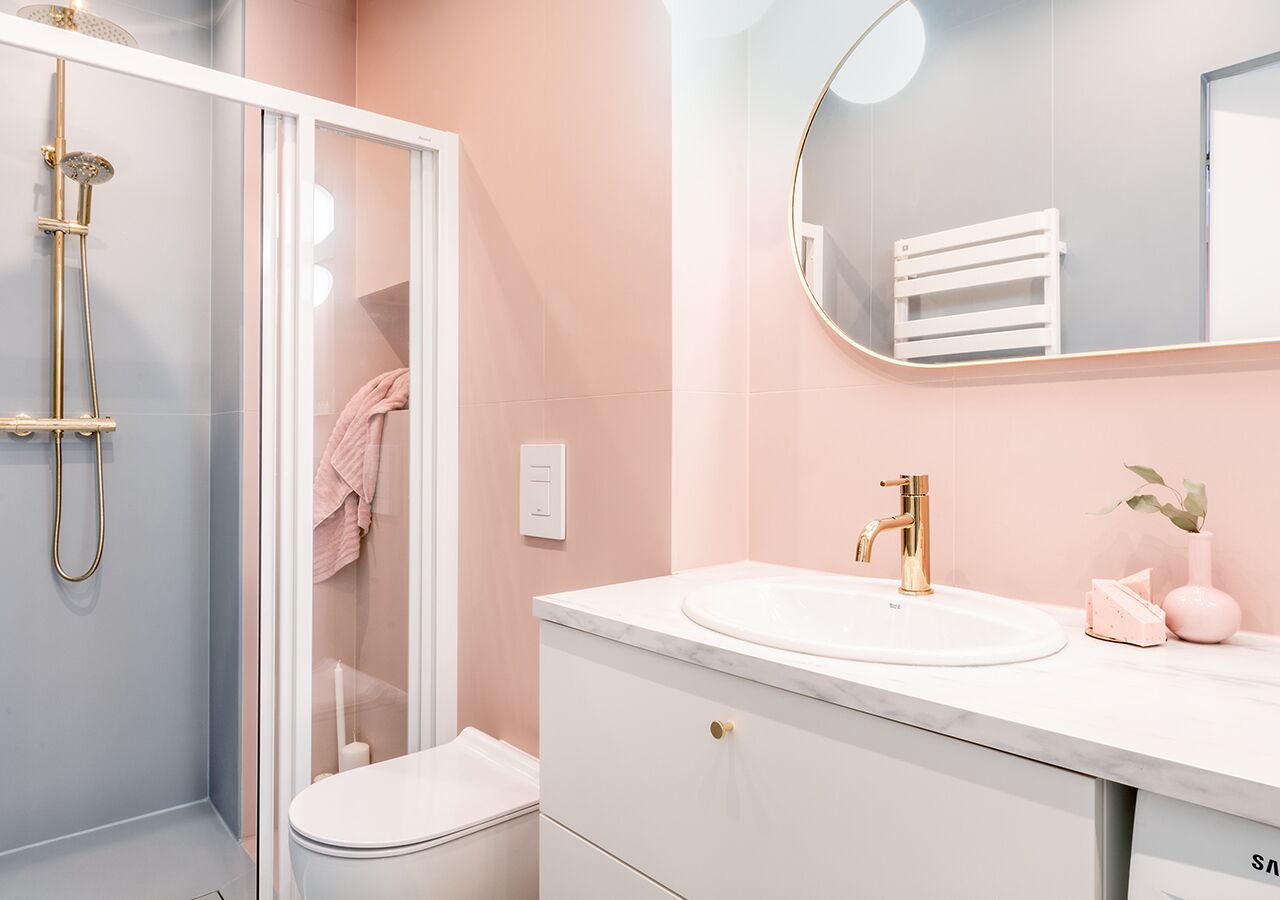 Deluxe Apartment, 1 Bedroom | Bathroom | Free toiletries, hair dryer, towels, soap