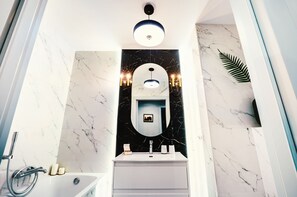 Exclusive Apartment | Bathroom shower