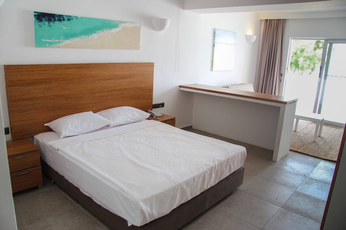 Club Room | Soundproofing, bed sheets