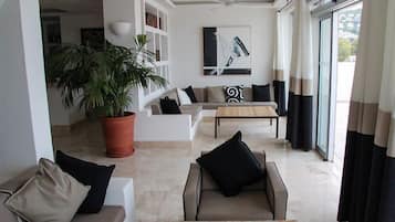 Televisión LCD de 14 pulgadas con canales por cable y televisión