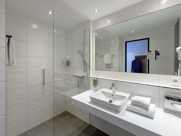 Shower, eco-friendly toiletries, hair dryer, towels - Ibis Styles Coburg (Coburg)