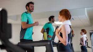 A gym with treadmills, a water bottle, and a mirror reflecting the room. - Ibis Styles Coburg (Coburg)