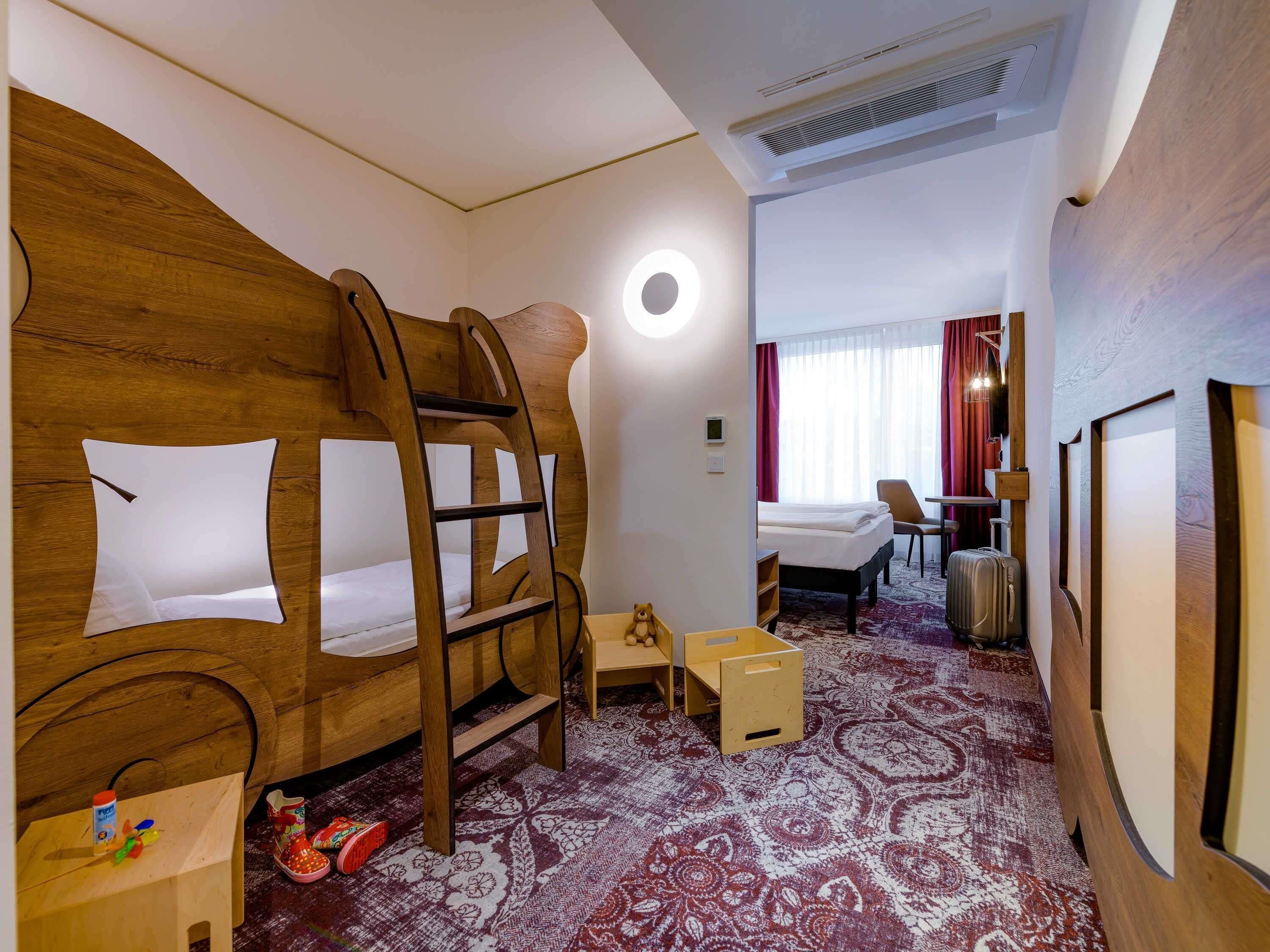 家庭房, 多张床 | 客房内保险箱、办公桌、隔音、免费婴儿床