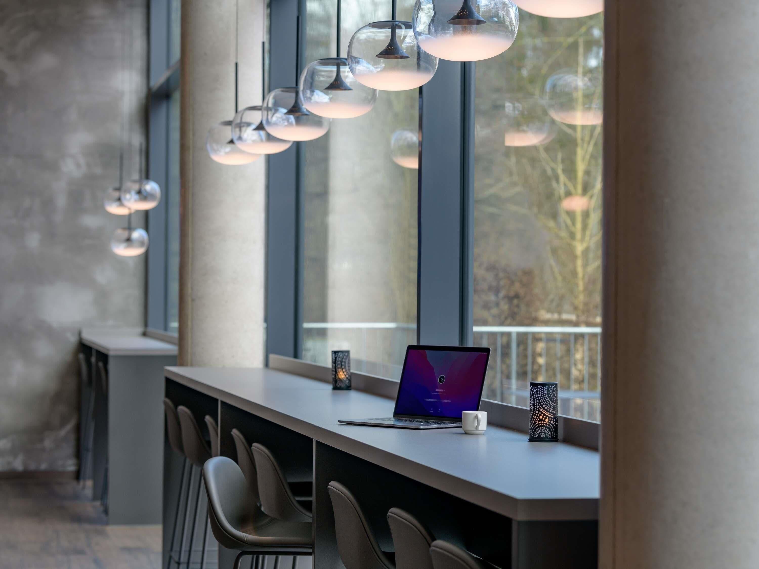 Sarapan prasmanan setiap hari (EUR 18.00 per orang)