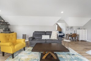 Smart TV, stereo, offices - Modern Private Getaway with Lake Views (Concord)