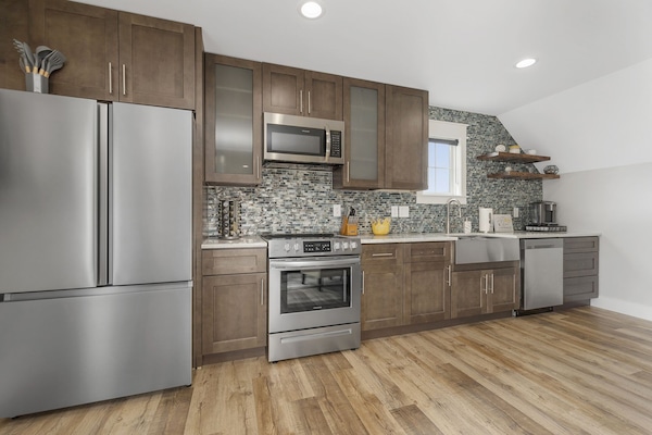 Kühlschrank, Mikrowelle, Ofen, Herdplatte