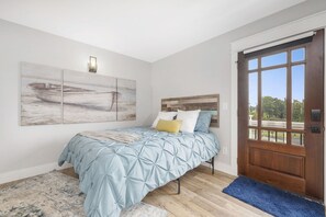 1 bedroom, desk, iron/ironing board, travel cot - Modern Private Getaway with Lake Views (Concord)
