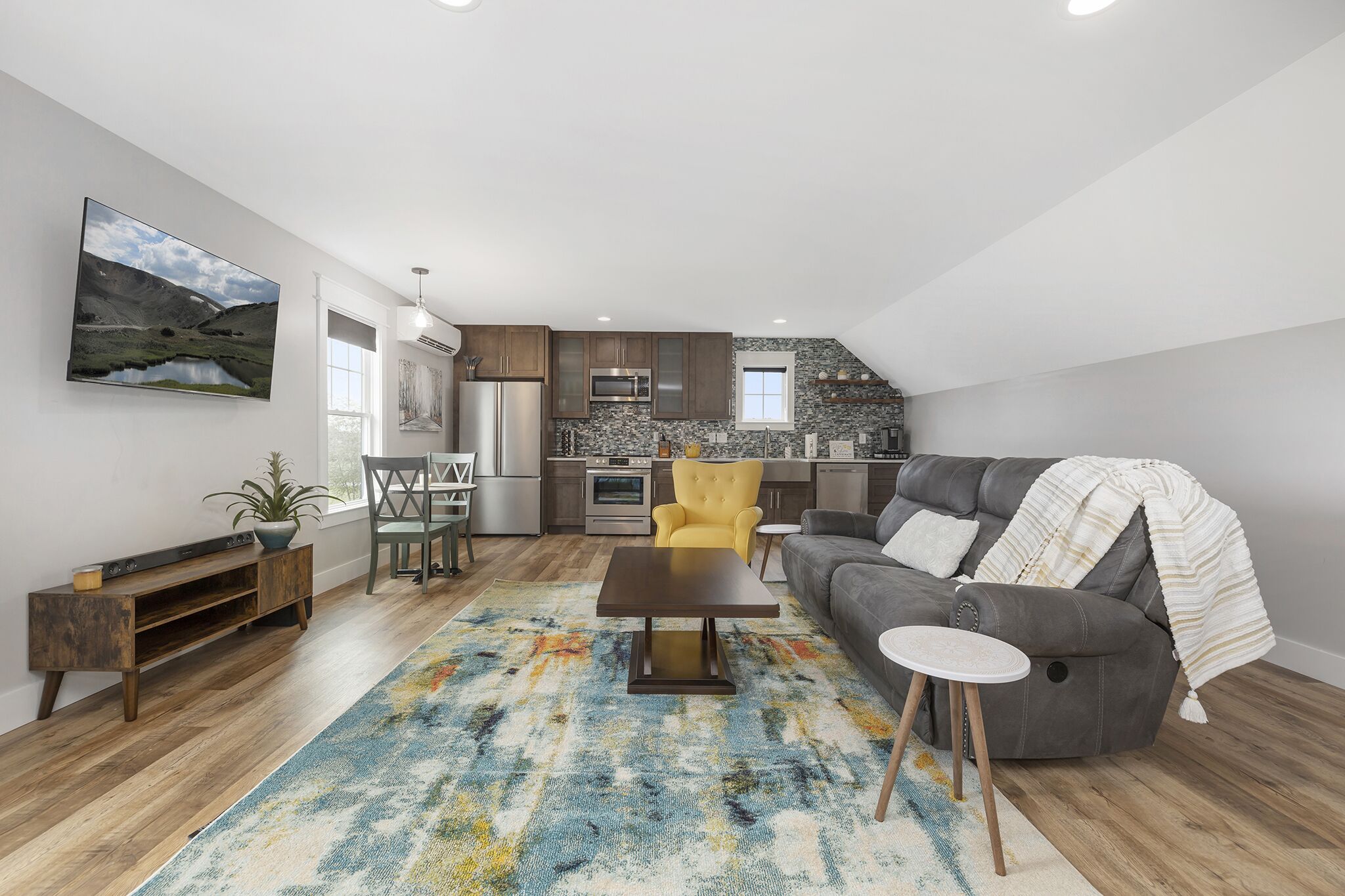 TV connectée, chaîne hi-fi, espaces bureaux