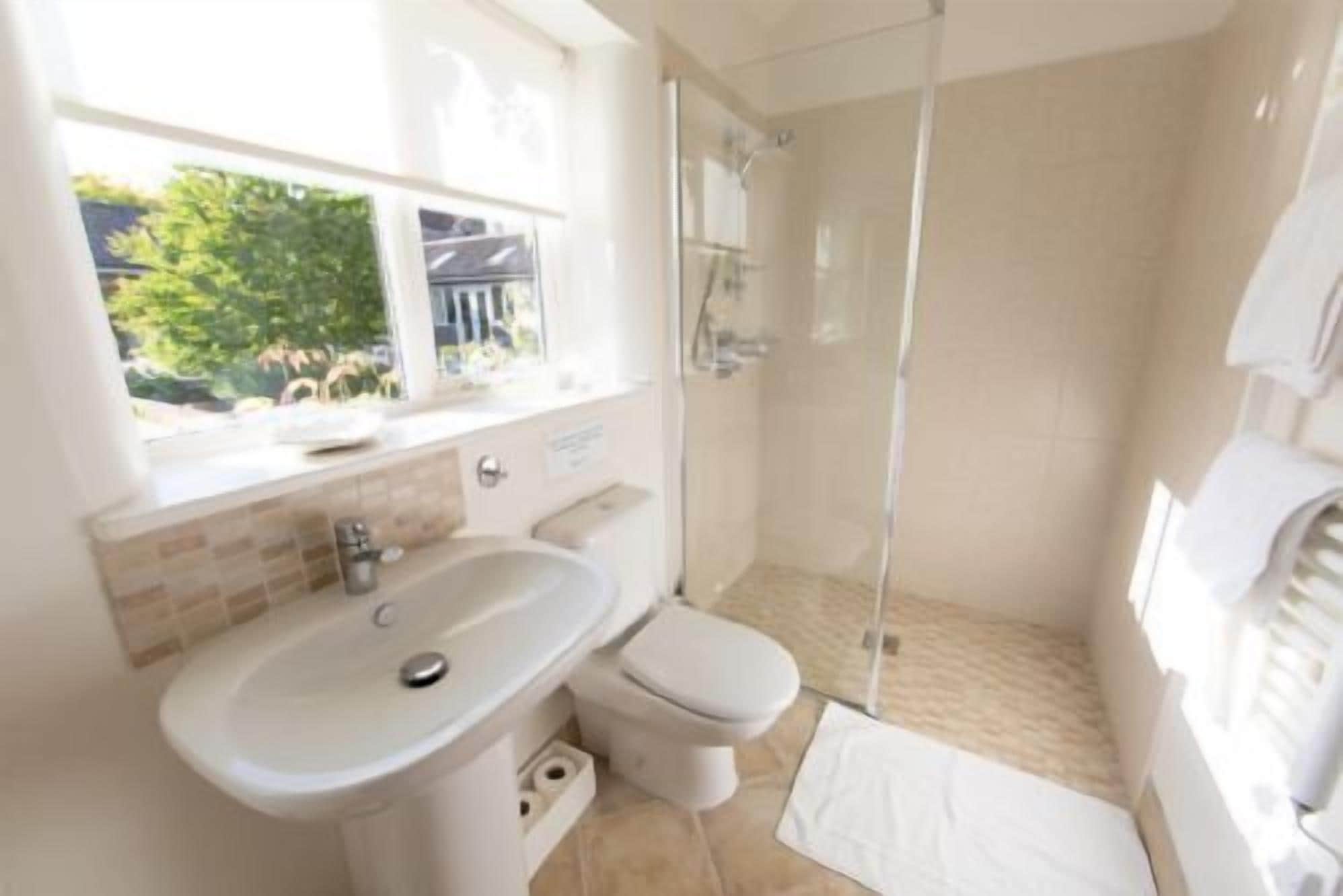 Ducha, secador de pelo, toallas y jabón