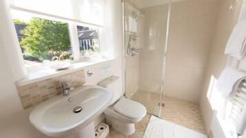 Ducha, secador de pelo, toallas y jabón