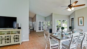 Dining - 4 bed, 3 bath luxury home near Anna Maria Island, private pool, pet friendly! (Bradenton)