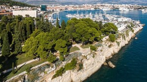Une ville côtière dotée d’un port de plaisance, de falaises rocheuses et d’une végétation luxuriante.