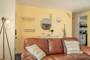 Smart TV, chimenea y libros 