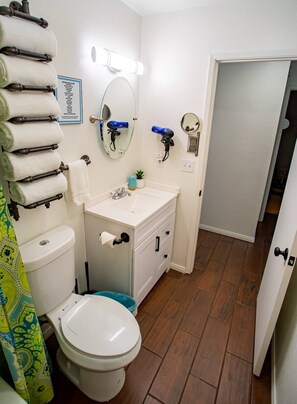 Tina con regadera, amenidades de baño ecológicas, secadora de cabello 