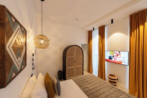 Een kluis op de kamer, een strijkplank/strijkijzer, gratis wifi