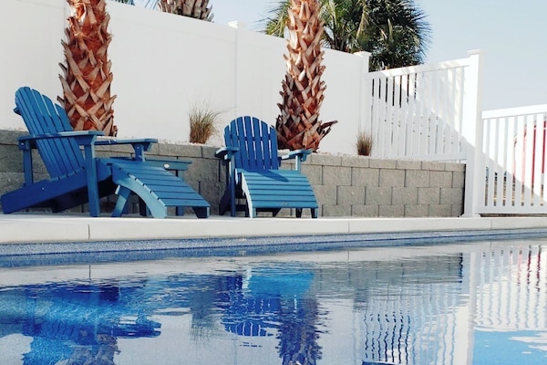 No Worries in Kure! Private Pool in the Back; Atlantic Ocean Across the Street