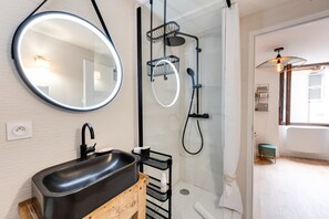 Shower, hair dryer, towels
