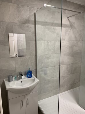 Dusche, Haartrockner, Handtücher, Seife
