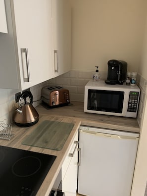 Refrigerador, microondas, horno y parrilla de estufa