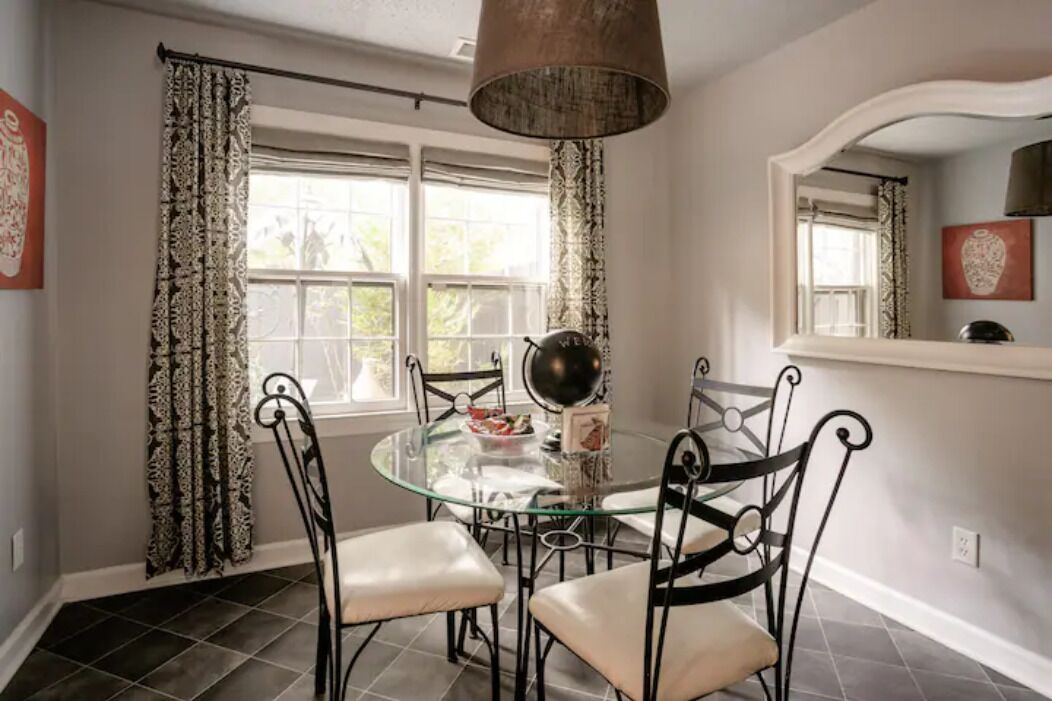 Charleston Charm - Quaint 2 Bedroom Townhouse