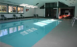 Alberca techada y alberca al aire libre