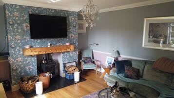 35-Zoll-Fernseher mit Digitalempfang, Kamin, Netflix