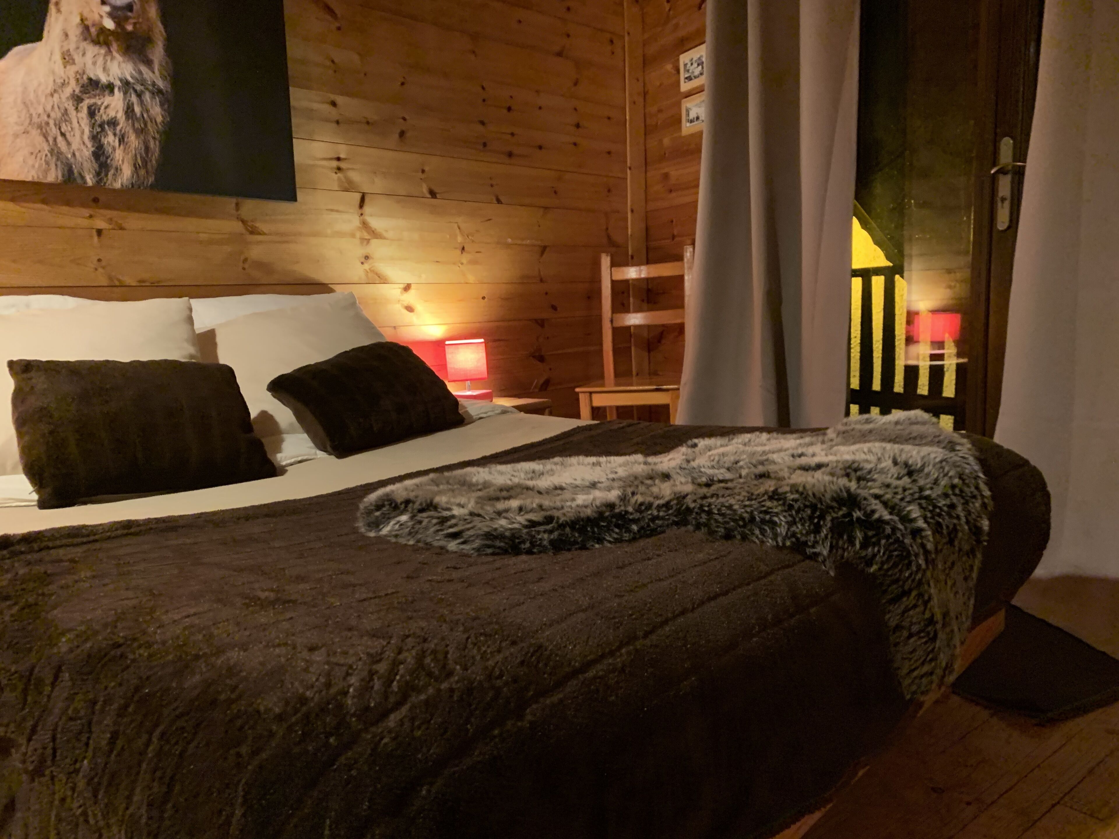 3 dormitorios, tabla de planchar con plancha, cuna de viaje