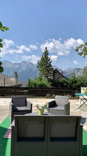 Chalet Alpe d'Huez 10p 100 meters from the cable car, mountain views, garden, terrace