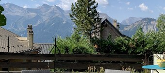 Chalet Alpe d'Huez 10p 100 meters from the cable car, mountain views, garden, terrace