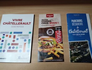Three books titled 'Vivre Châtellerault', 'FAITES COMME CHEZ NOUS !', and 'Parcours Découverte de Châtellerault'. - Just a few minutes from Futuroscope/Aqua/Arena, ideal family apartment for 4 people (Châtellerault)