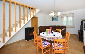 House, 2 Queen Beds | Private kitchen